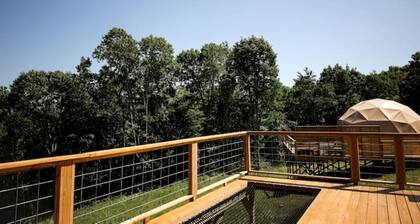 Romantic and Luxurious Glamping Dome in Eureka Springs, Equipped with an Indoor Hot Tub Perfect for a Weekend of Relaxation