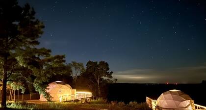 Romantic and Luxurious Glamping Dome in Eureka Springs, Equipped with an Indoor Hot Tub Perfect for a Weekend of Relaxation