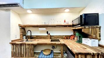 Refrigerador, parrilla de estufa y cafetera y tetera