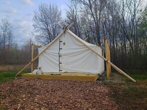 Pet-friendly - Fabulous Michigan Glamping Getaway near South Haven (South Haven)