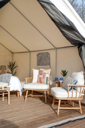 Terrace/patio - Fabulous Michigan Glamping Getaway near South Haven (South Haven)