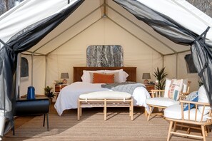 1 bedroom, bed sheets, wheelchair access - Fabulous Michigan Glamping Getaway near South Haven (South Haven)