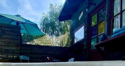 Cozy Bohemian Cottage Glamping with Rescue Animals near Starry Skies – Ararat, NC