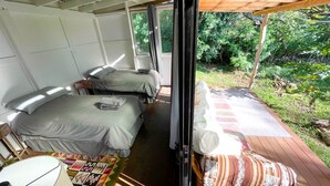 1 bedroom, desk, WiFi, bed sheets - Cute Cabin for Two Surrounded by Nature for a Peaceful Getaway in Kealakekua, Hawaii (Kealakekua)
