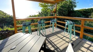 Outdoor dining - Cute Cabin for Two Surrounded by Nature for a Peaceful Getaway in Kealakekua, Hawaii (Kealakekua)