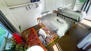 1 bedroom, desk, WiFi, bed sheets - Cute Cabin for Two Surrounded by Nature for a Peaceful Getaway in Kealakekua, Hawaii (Kealakekua)