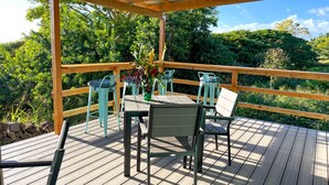 Outdoor dining - Cute Cabin for Two Surrounded by Nature for a Peaceful Getaway in Kealakekua, Hawaii (Kealakekua)