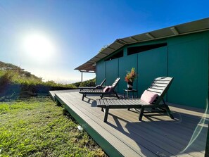 Terrace/patio - Cute Cabin for Two Surrounded by Nature for a Peaceful Getaway in Kealakekua, Hawaii (Kealakekua)