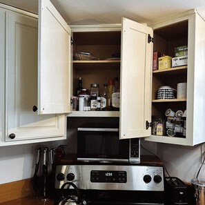 Cafetera y tetera, refrigerador, microondas y horno