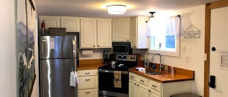 Køleskab, mikrobølgeovn, kogeplade, kaffe-/temaskine