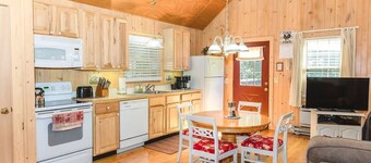 2.5 Miles from W&L. Romantic Cabin with Jacuzzi Perfect for Two in Virginia