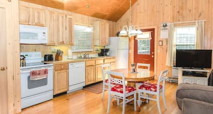 2.5 Miles from W&L. Romantic Cabin with Jacuzzi Perfect for Two in Virginia
