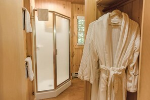 Een bubbelbad, een haardroger, handdoeken, zeep