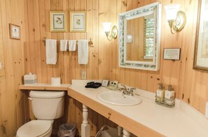 Tina de hidromasaje, secadora de cabello, toallas, jabón