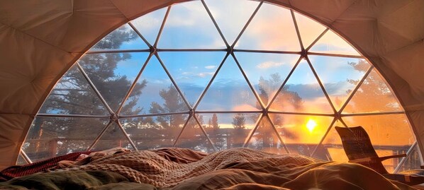 1 bedroom, bed sheets