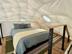 1 bedroom, bed sheets