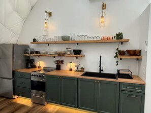 Kühlschrank, Herdplatte, Wasserkocher mit Kaffee-/Teezubehör