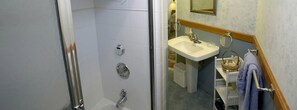 Hair dryer, towels, soap, shampoo - Luxury Bed and Breakfast Vacation Rental near Warren, Vermont (Warren)