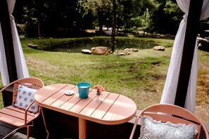 Outdoor dining - Vintage Camper Rental in Franklin for Couples Getaway in the Mountains in North Carolina (Franklin)