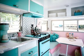 Fridge, oven, stovetop, coffee/tea maker