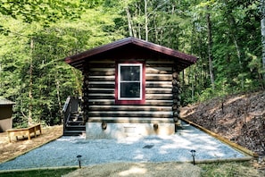 Exterior - Vintage Camper Rental in Franklin for Couples Getaway in the Mountains in North Carolina (Franklin)