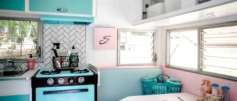 ثلاجة، موقد طهي مسطح، ماكينة لصنع القهوة/الشاي، مستلزمات طهي/أطباق/أوعية