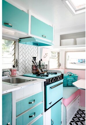 Coffee/tea maker, fridge, oven, stovetop - Vintage Camper Rental in Franklin for Couples Getaway in the Mountains in North Carolina (Franklin)