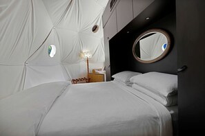 1 bedroom, WiFi, bed sheets - Luxurious Dome with Stunning Views for a Romantic Glamping Getaway by Swan Lake, New York (Swan Lake)