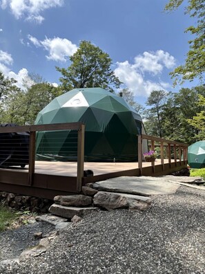 Exterior - Luxurious Dome with Stunning Views for a Romantic Glamping Getaway by Swan Lake, New York (Swan Lake)