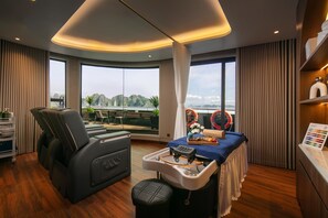 Badstue, massasje med varme steiner og svensk massasje