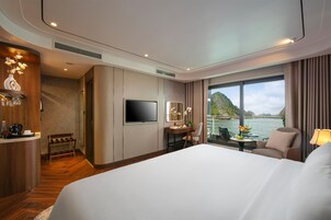 Premier Suite, Ocean View | Minibar, in-room safe, blackout drapes, soundproofing