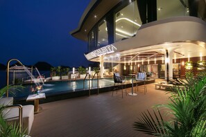 Una piscina al aire libre