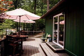 Outdoor dining - Dream Glamping at Adult-Only Vintage Camper Destination in Franklin, North Carolina (Franklin)