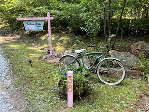 Property grounds - Dream Glamping at Adult-Only Vintage Camper Destination in Franklin, North Carolina (Franklin)