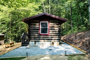 Exterior - Dream Glamping at Adult-Only Vintage Camper Destination in Franklin, North Carolina (Franklin)