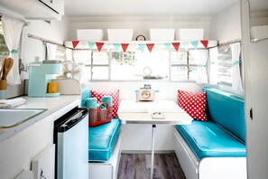 Réfrigérateur, four à micro-ondes, un four, surface de cuisson