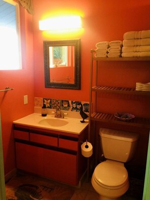 Hair dryer, towels, soap, shampoo - Idyllic Getaway with Ocean Views in Captain Cook, Hawaii (Captain Cook)