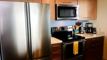 Fridge, microwave, stovetop, dishwasher