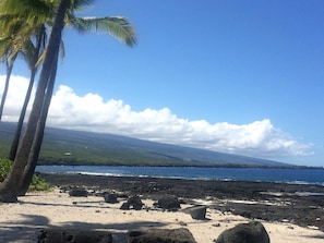 Beach nearby, surfing, sailing, kayaking - Idyllic Getaway with Ocean Views in Captain Cook, Hawaii (Captain Cook)