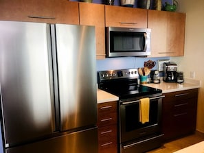 Coffee/tea maker, fridge, microwave, oven - Idyllic Getaway with Ocean Views in Captain Cook, Hawaii (Captain Cook)