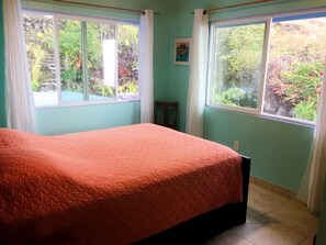1 bedroom, iron/ironing board, WiFi, bed sheets - Idyllic Getaway with Ocean Views in Captain Cook, Hawaii (Captain Cook)