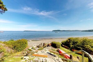Vlak bij het strand, zeilen, kajakken, vissen