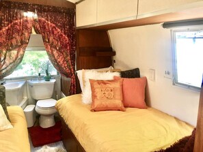 1 bedroom, bed sheets