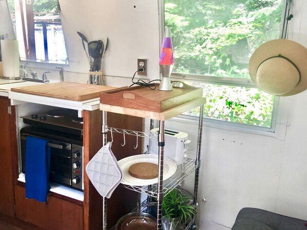 Réfrigérateur, four à micro-ondes, un four, surface de cuisson