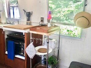 Réfrigérateur, micro-ondes, plaque de cuisson, cafetière/bouilloire