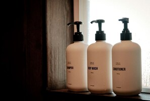 Sèche-cheveux, serviettes fournies, savon, shampoing