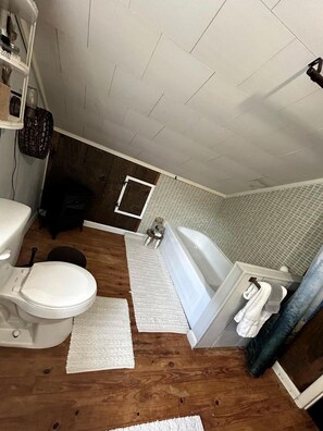 Jetted bath, towels, toilet paper