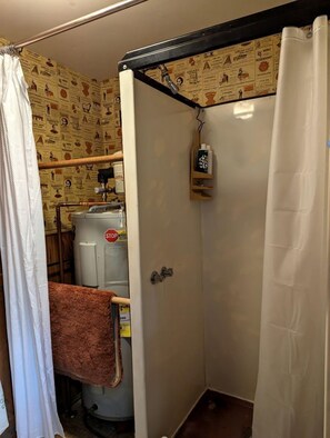 Secadora de cabello, toallas, jabón, shampoo 