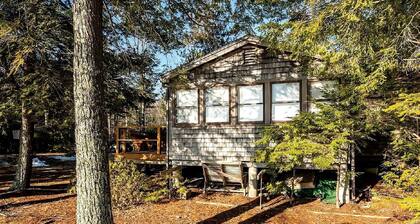 Quaint Lakeside Cabin for a Peaceful Family Getaway Surrounded by Nature by Province Lake in New Hampshire