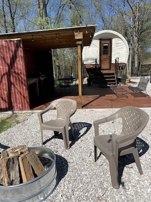 Outdoor dining - Charming Covered Wagon on Live Petting Zoo for Memorable Family Glamping Stays in Brownsville, Kentucky (Brownsville)